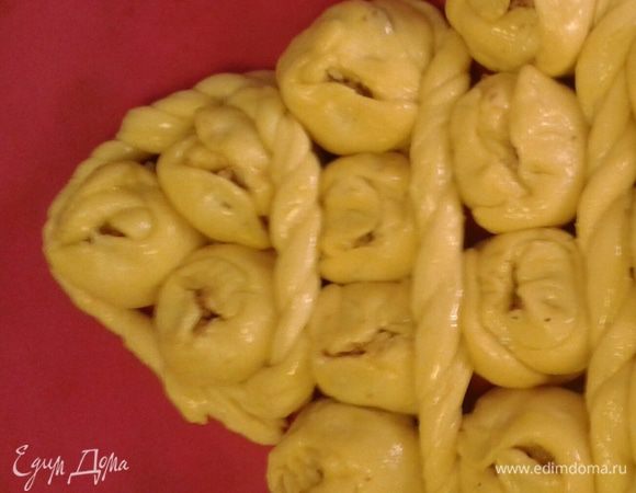 Из оставшегося теста можно придумать украшения для нашей елки.
Затем  дать пирогу немного подойти (минут 20). Желток размешать с молоком, смазать верх пирога, выпекать 45 минут при 190 градусах. 
