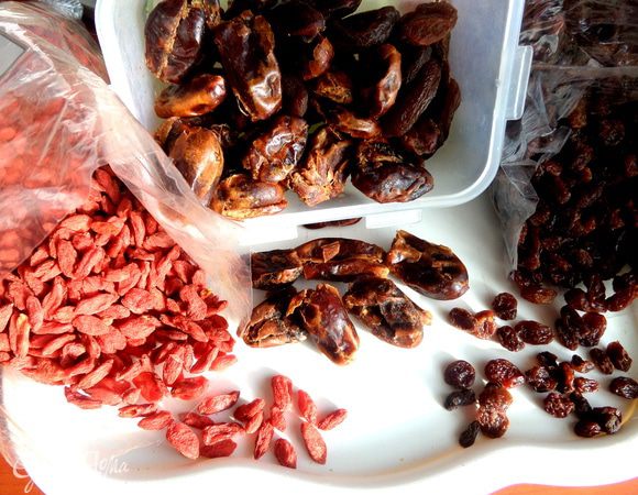 Сухофрукты промываем тёплой водой и обсушиваем на салфетке.