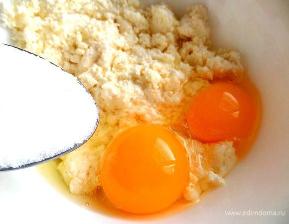 Добавим сахар и ваниль.