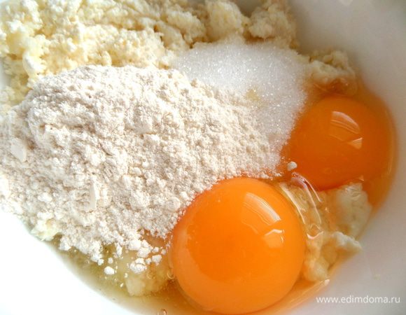 Муку и масло. Тщательно растереть. Если творог сильно мокрый,нужна ещё ложка муки!