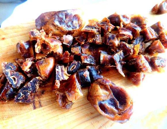 Финики порубить на кусочки размером с изюм.