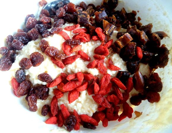 добавить вместе с ягодами в тесто,перемешать.