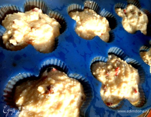 Силиконовую форму промываем водой и слегка пройдёмся кисточкой с маслом по дну. Распределяем тесто по ячейкам.