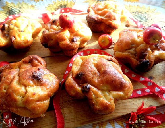 Вынимаем слегка остывшие сырнички-кексы.