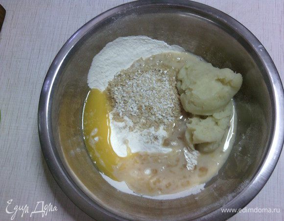 В большую миску просейте муку, добавьте соль, дрожжи, отруби, сухое молоко и остальные ингредиенты (воду, мёд, пюре, размягченное сливочное масло и яйцо) - замесить тесто. :)
