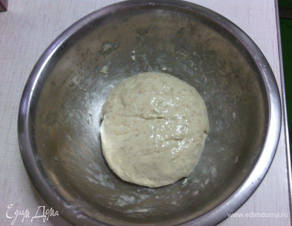 Выложите тесто на присыпанную мукой поверхность и вымешивайте его не менее 10 мин.
Положите тесто в миску, смазанную маслом, накройте полотенцем и оставьте на 1,5 ч. в теплое место. За это время тесто подойдет, и его объем увеличится вдвое.
После расстойки тесто немного обмять и оставить еще на 1 часик подходить...