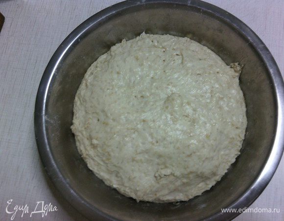 Готовое тесто :)
Тесто разделить на 6 равных частей, скатать шары. Форму смазать растительным маслом, равномерно разложить шары из теста.
Накройте форму влажным полотенцем (чтобы не пересыхала поверхность теста) и оставьте в теплом месте еще на 40-45 мин., чтобы тесто еще раз хорошо поднялось.