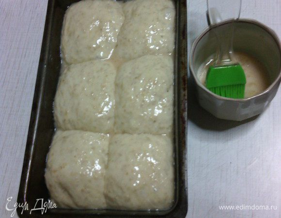 После расстойки смазать поверхность хлеба взбитым яйцом.