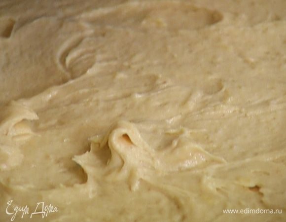 Разровнять его, сверху разложить фрукты вместе с сиропом.