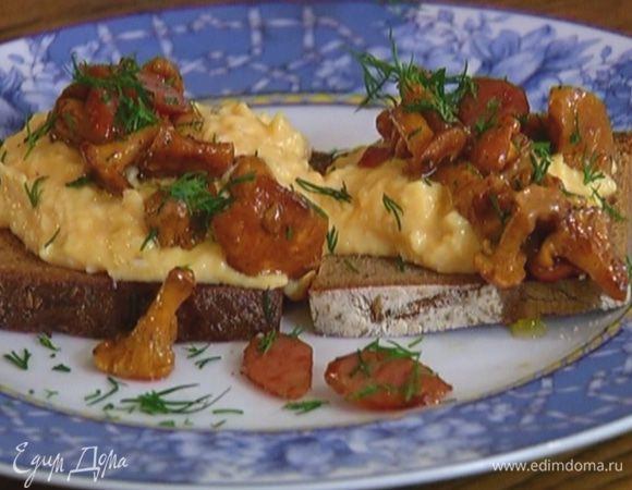 Сверху поместить грибы с колбасками и посыпать все укропом.