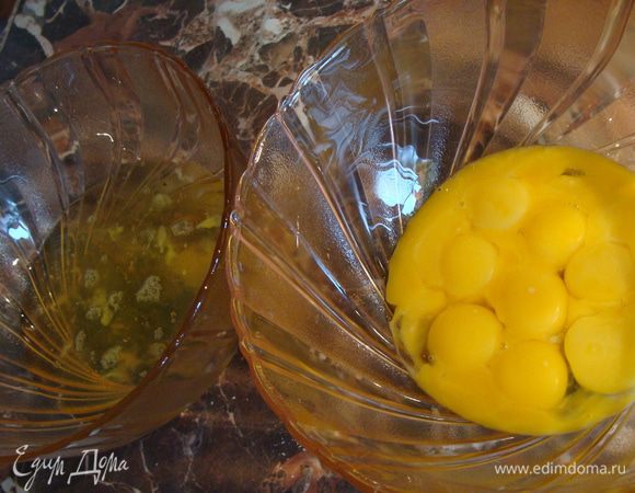 Сварим сгущенное молоко. Для этого жестяную банку с качественным сгущенным молоком поместим в кастрюлю в воду и варим 2,5-3 часа.

Готовим бисквиты. Форма 24 см, но смело можно брать 28 см!!! Я выпекала три коржа по очереди, как было указано в кулинарной книге, но в следующий раз выпеку один и разрежу на 3-4 коржа.
Яйца: отделим белки от желтков.