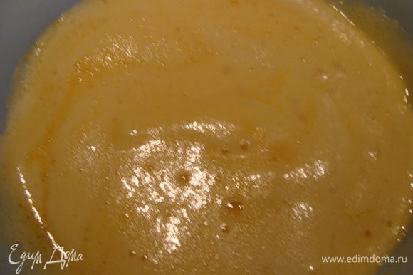 Бисквиты готовим заранее, чтобы они настоялись около 12 часов. Для медового бисквита мед растопить, добавить соду.