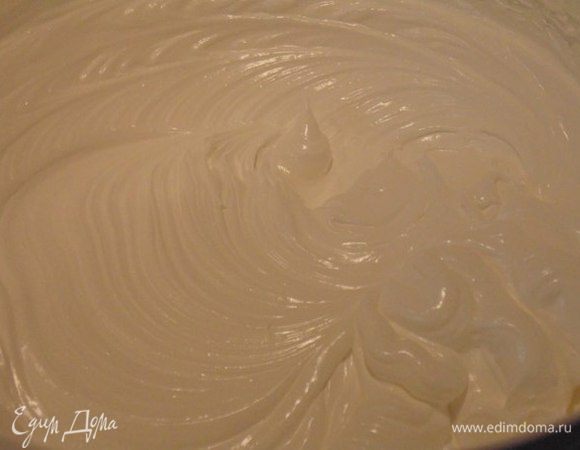 Взбиваем холодные белки в чистой посуде миксером, постепенно добавляя мелкий сахар, сначала на минимальной скорости 5 минут, затем увеличить скорость на максимум и взбиваем до устойчивых пиков, добавляем крахмал, сахар ванильный 1 пакет и уксус, пробиваем снова , масса должна быть гладкая и блестящая.