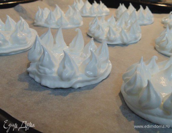 Сушим безе 2 часа, затем приоткрыть немного духовку и сушить еще 1 час.