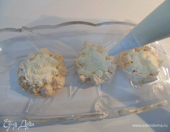 Взбиваем сливки с сахарной пудрой и 1 пакетом ванильного сахара. С помощью кондитерского мешка наносим крем.