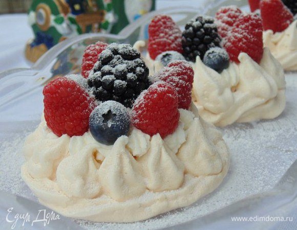 Украсить фруктами, посыпать сахарной пудрой.