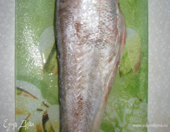 Берем красную треску моем, чистим и удаляем чешую.