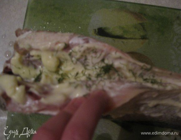 Соусом обильно смазываем рыбу и внутри, добавляем укроп.