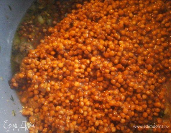 Чечевицу промыть положить в кастрюлю.