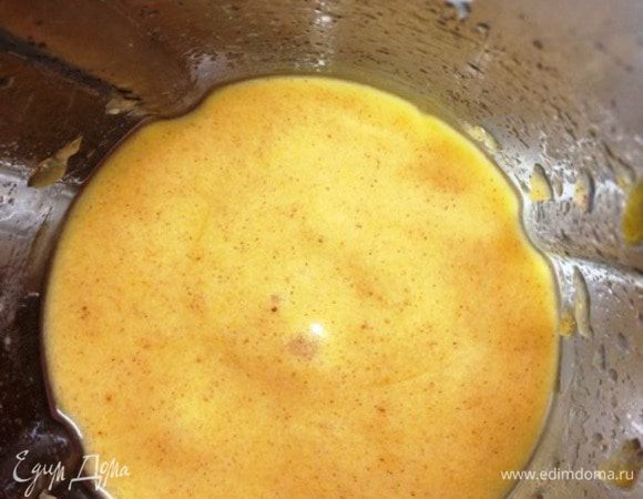 Вернусь к рецепту.....)))))
Разогреваем духовку до 180 градусов.
С хурмы снимаем кожуру и 300 грамм фруктовой массы измельчаем с 1 ст. л. лимонного сока в блендере в однородное пюре. 

