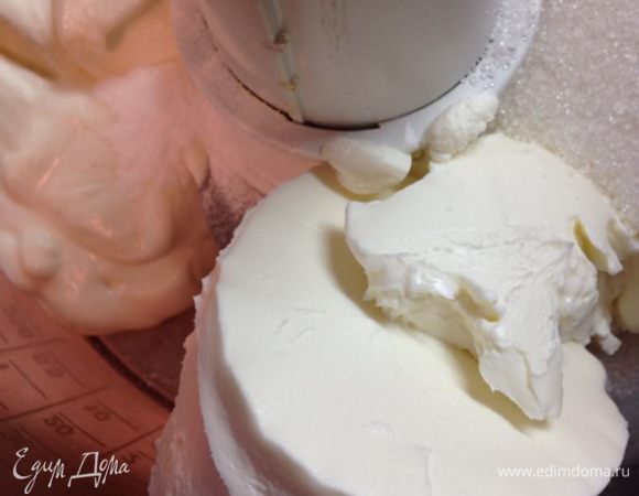 Перетираем в блендере пастообразный творог, сливочный сыр, сахар и ванилин. Сливочный сыр и творог можно брать 50/50. 