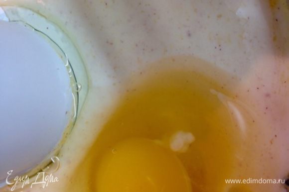 Затем вводим по одному яйца, каждый раз тщательно взбивая массу.