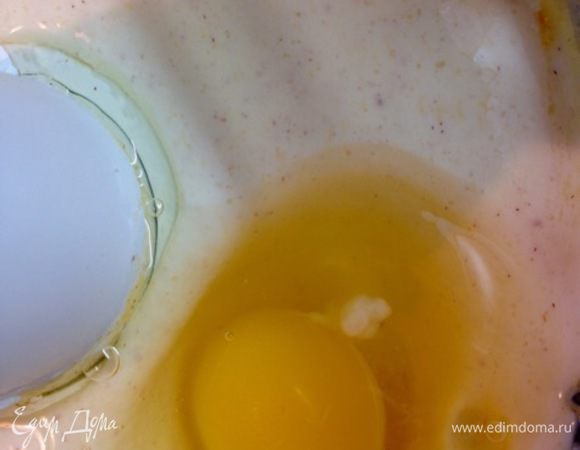 Затем вводим по одному яйца, каждый раз тщательно взбивая массу.