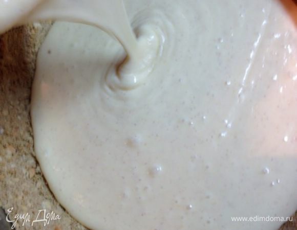 Аккуратно выливаем ее на основу, чтобы не нарушить бортики. 
И ставим в разогретую духовку на 1 час. 
За время выпекания, а также в течение хотя бы часа (лучше полтора) после выпекания духовку НЕ ОТКРЫВАЕМ для того чтобы сырный слой не треснул.  