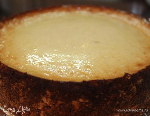 После, как и любой чизкейк, выдерживаем его несколько часов в холоде. Я держала часа 4-5, но лучше ночь))
Чизкейк после остывания образует глянцевую поверхность. 