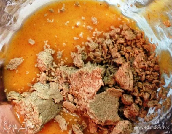 Делаем соус. Соус также гениален, как и прост. Меня он сразил наповал!! Его можно употреблять как самостоятельный десерт!!! Изначально я собиралась «заварить» соус, загустив его желтками или крахмалом… 
Но, пюрировав хурму с халвой, я поняла, что абсолютно больше ничего не требуется!! Соус абсолютно нужной консистенции и самодостаточен.
Итак, для соуса 100 грамм мякоти хурмы пюрируем с добавлением 1 ст.л. лимонного сока и еще раз «пробиваем» в блендере с 50 г. халвы до однородной консистенции. 