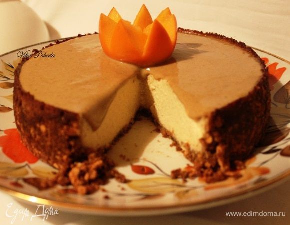 Если отправляете пирог ночевать в холодильник, то можно делать это уже с украшением. 
За ночь соус загустеет и уже не будет так растекаться, как у меня на фото. 
Еще момент, при разрезании пирог отлично держит форму, единственное, основа немного крошится в месте разреза, но этот факт не портит общей картины))))