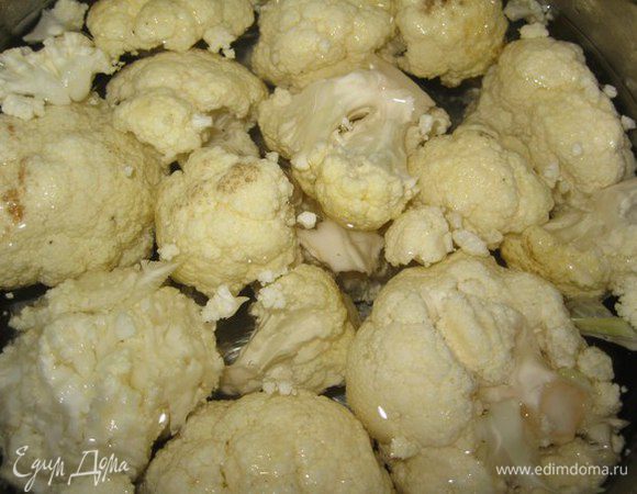 Отвариваем цветную капусту 10 минут. Откинуть на дуршлаг.