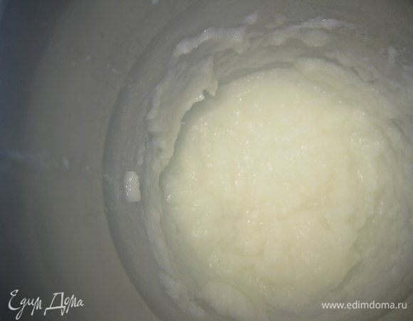 Делаем пюре из цветной капусты блендером, добавляя медленно молоко.