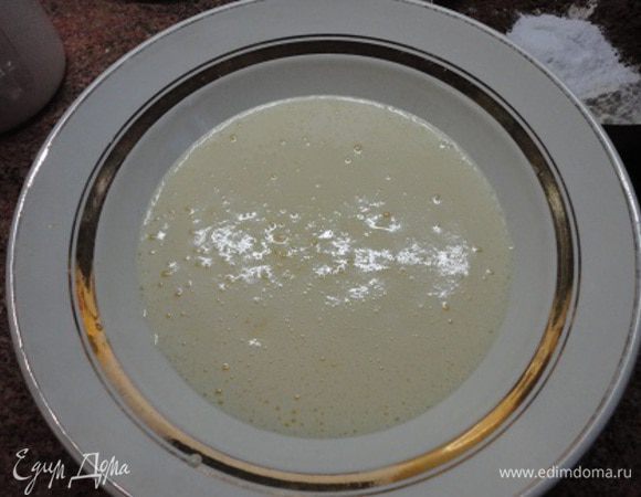 2. Отдельно взбить желтки с оставшимся сахаром и 4 ст. ложками горячей воды