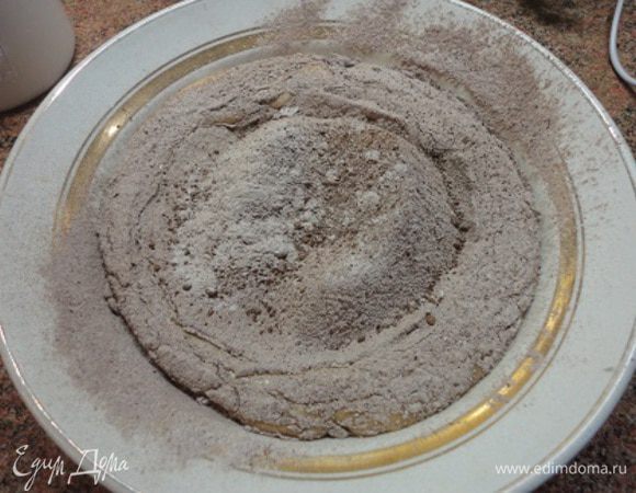3. Муку смешать с какао, разрыхлителем и крахмалом и просеять на желтки. Тщательно перемешать.