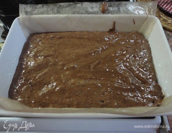 4. Сверху выложить белки и осторожно перемешать. Тесто вылить в прямоугольную форму, выстланную бумагой для выпекания и поставить в духовку на 25 минут. Дать остыть в форме.