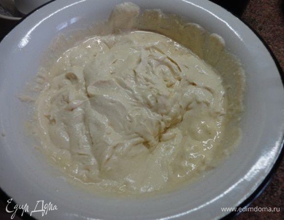 5. Для приготовления крема пластины желатина замочить в холодной воде в соотношении 1 к 10 на 10 минут. Выжать сок из апельсина.
Яичные желтки взбить с сахаром и ликером на водяной бане до образования однородной слегка загустевшей массы и соединить в творогом. В рецепте был указан диетический творог. У меня был просто хороший, очень нежной структуры, творог. Яичную массу с творогом я пюрировала погружным блендером.