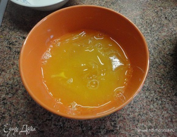 6. Из набухшего желатина тщательно, с помощью бумажных полотенец, удалить воду и поместить их в апельсиновый сок. Затем распустить на водяной бане, но не кипятить.