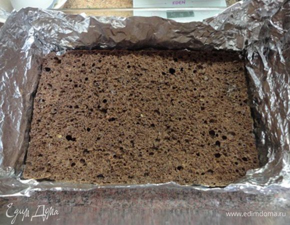 Слегка остудить и взбить со сливками. Соединить с творожной массой. Бисквит разрезать на три коржа. Нижний положить на блюдо и поставить вокруг бортики из фольги (мне муж просто сделал форму). На первый кор выложить 1/3 часть крема.