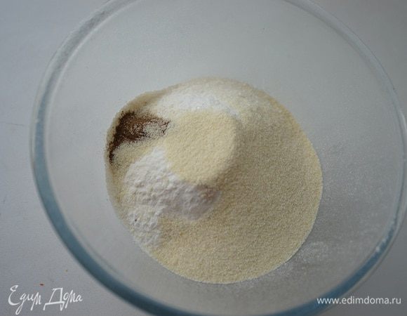 В миску просеять муку, добавить  разрыхлитель, корицу, соль, ванильный сахар и манку.