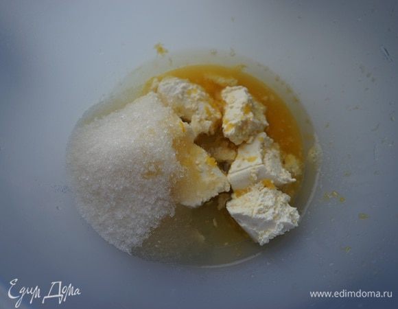 В другой миске на малой скорости миксера смешать творог с растительным маслом, сахаром (не стала бы не убавлять и не прибавлять кол-во сахара - ¾ стакана в самый раз,  если что - соус сладкий) и соком половинки апельсина. 