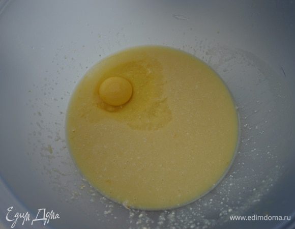 По одному добавить яйца. 