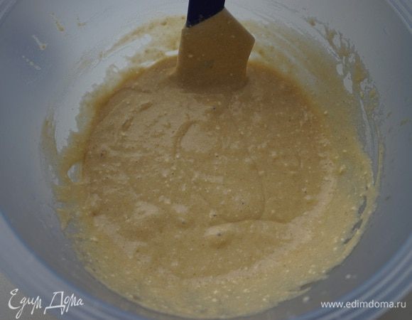 Потихоньку взбивая, постепенно добавить мучную смесь. 