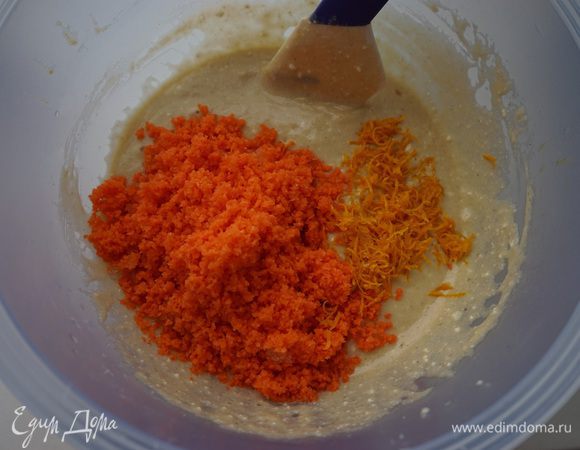 В самом конце добавить морковь, апельсиновую цедру с 2 апельсинов и перемешать уже силиконовой лопаткой.