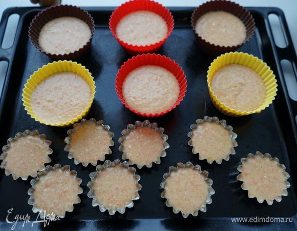 Выложить массу в формочки, смазанные маслом (если силиконовые – то смазывать не надо)  и выпекать в духовке ок. 25-30 мин. У меня силиконовые формочки среднего размера (диаметр дна 6 см, высота 4,5 см) пеклись 27 минут. А те малыши всего-то 4,5 на 2 см выпекались 18 минут. Надо сказать, что те кексы, которые побольше, оказались вкуснее. Там было много "мякоти" - этого вкусного и ароматного теста. В малышах одни корочки и в данном случае это не так вкусно.