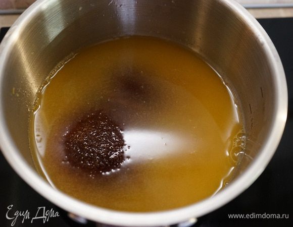 Пока кексы в духовке, приготовим сироп. В сотейнике на малом огне нагреть сок от 1.5 апельсина,  насыпать сахар. Периодически помешивать. Довести до кипения, поварить 3-4 минуты и снять с огня. Оставить остывать.