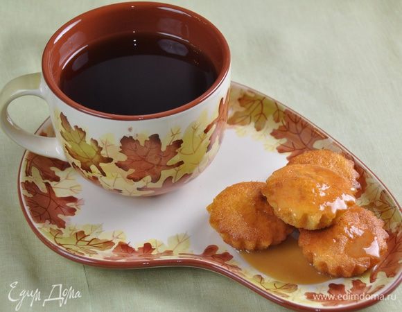 Готовые кексы остудить в формочках, т.к. горячие могут поломаться. Еще тёплыми, прямо в формочках, проткните зубочисткой несколько раз до самого донышка и полейте сиропом. Дайте впитаться и остыть. Можно подавать. Угощайтесь!