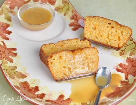 Можно не поливать в формочках соусом, а нарезать кексы и подать соус отдельно в соуснике (или сразу полить) на тарелочку. 