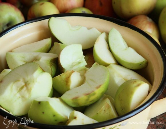 Берем любые хорошо зрелые яблоки, моем, режем на четвертинки, чистим середину