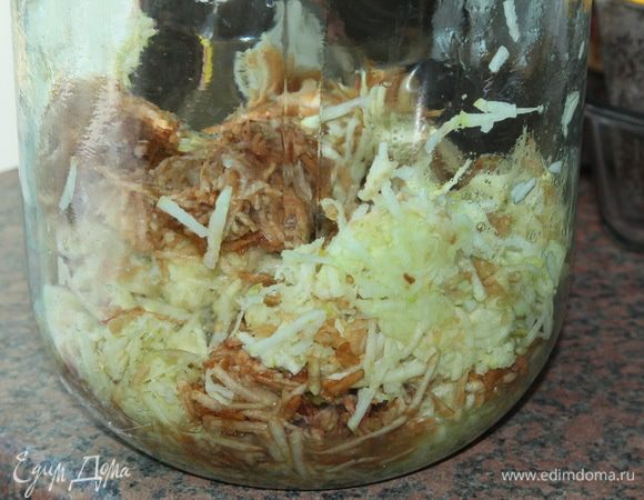 Складываем все в большую банку, у меня 10 литров. Посуда должна быть либо деревянная, либо глиняная, либо стеклянная. На фото видно, что часть яблок уже окислилась и потемнела - это хороший признак! 